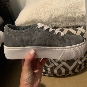 Steve Madden Gray Star-Print Platform Sneakers